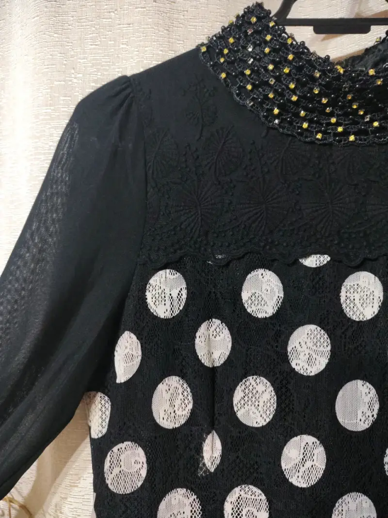 Vestido negro con lunares y cuello decorado - 4