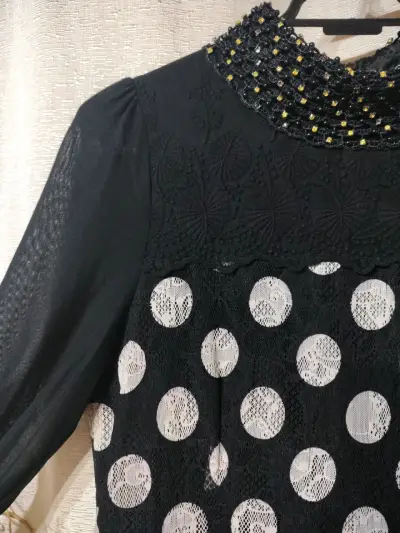 Vestido negro con lunares y cuello decorado - miniatura 4