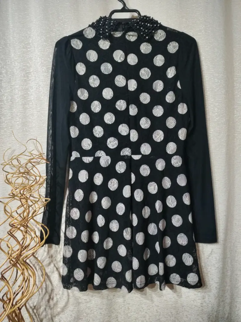 Vestido negro con lunares y cuello decorado - 5
