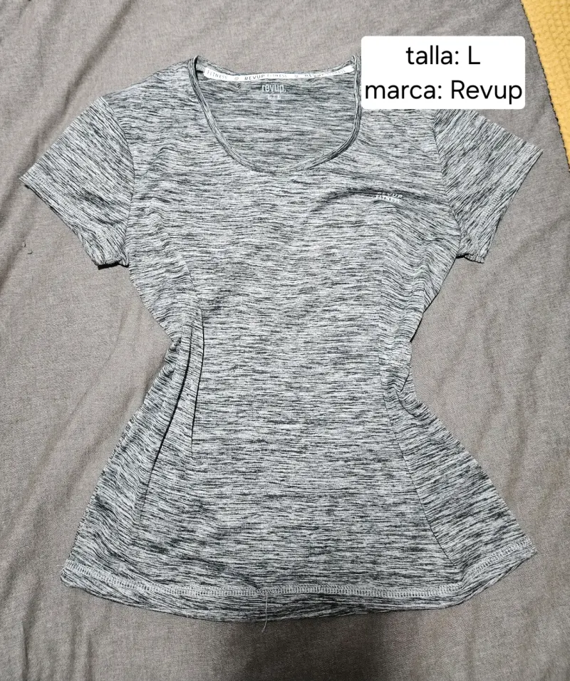 Polera deportiva gris marca Revup talla L
