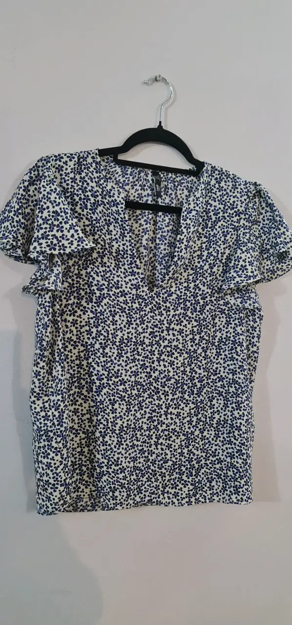 Blusa estampada floral azul y blanco MNG