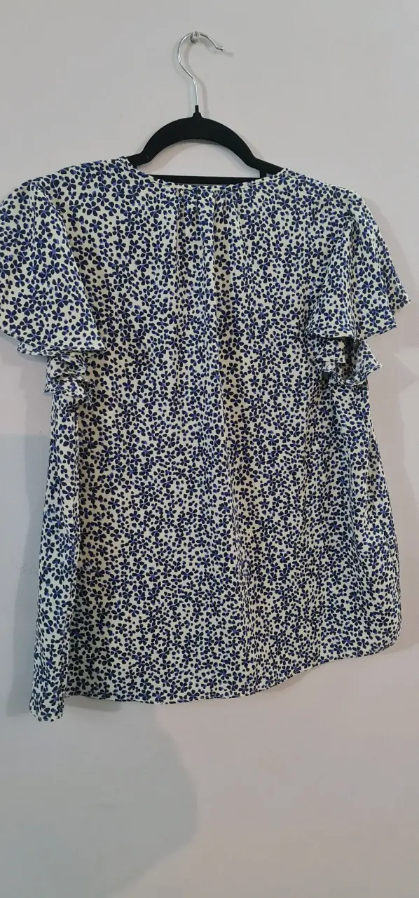 Blusa estampada floral azul y blanco MNG - 3