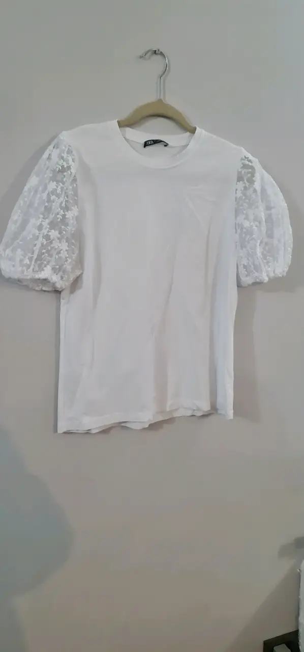 Polera blanca con mangas de encaje Zara