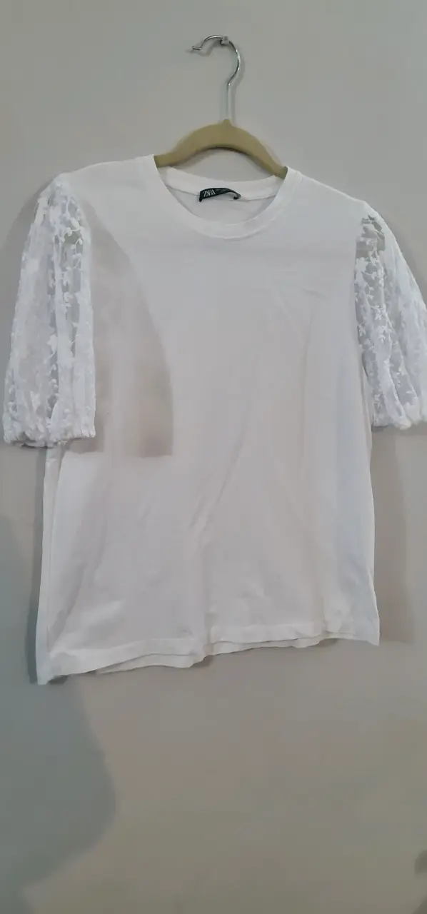 Polera blanca con mangas de encaje Zara - 2