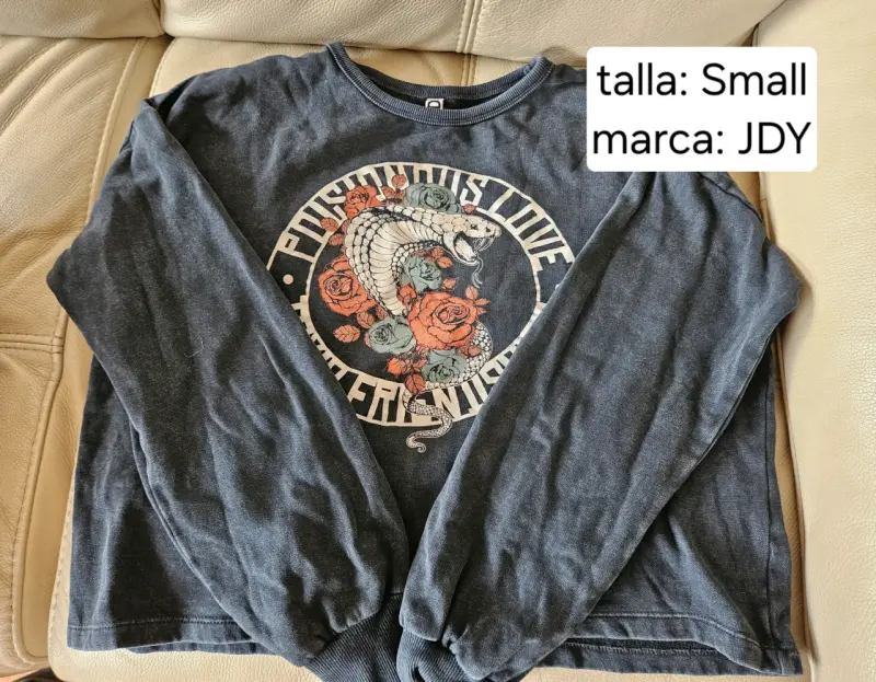 Polerón JDY con diseño de serpiente y rosas