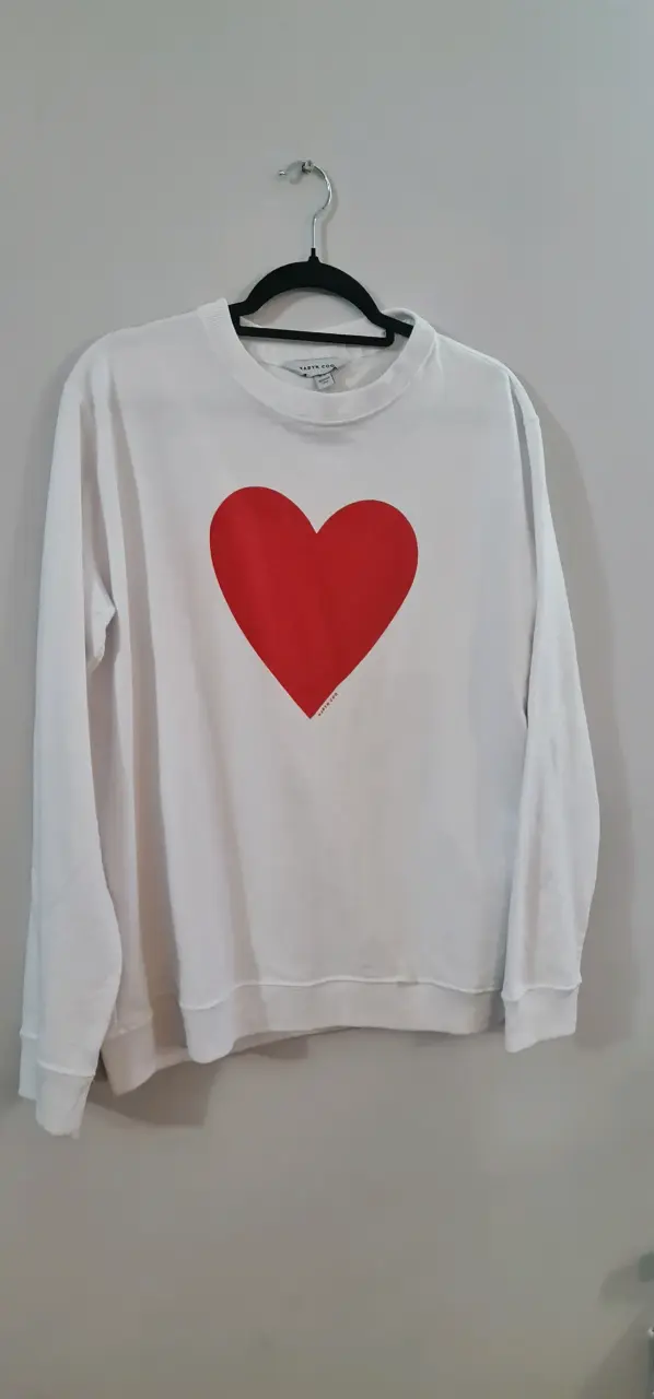 Polerón blanco con corazón rojo para mujer