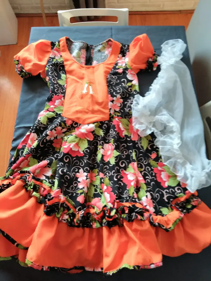 Vestido Folclórico con Flores y Encaje