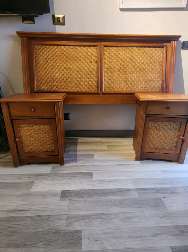 Juego de cabecero y veladores de madera y mimbre. - 1