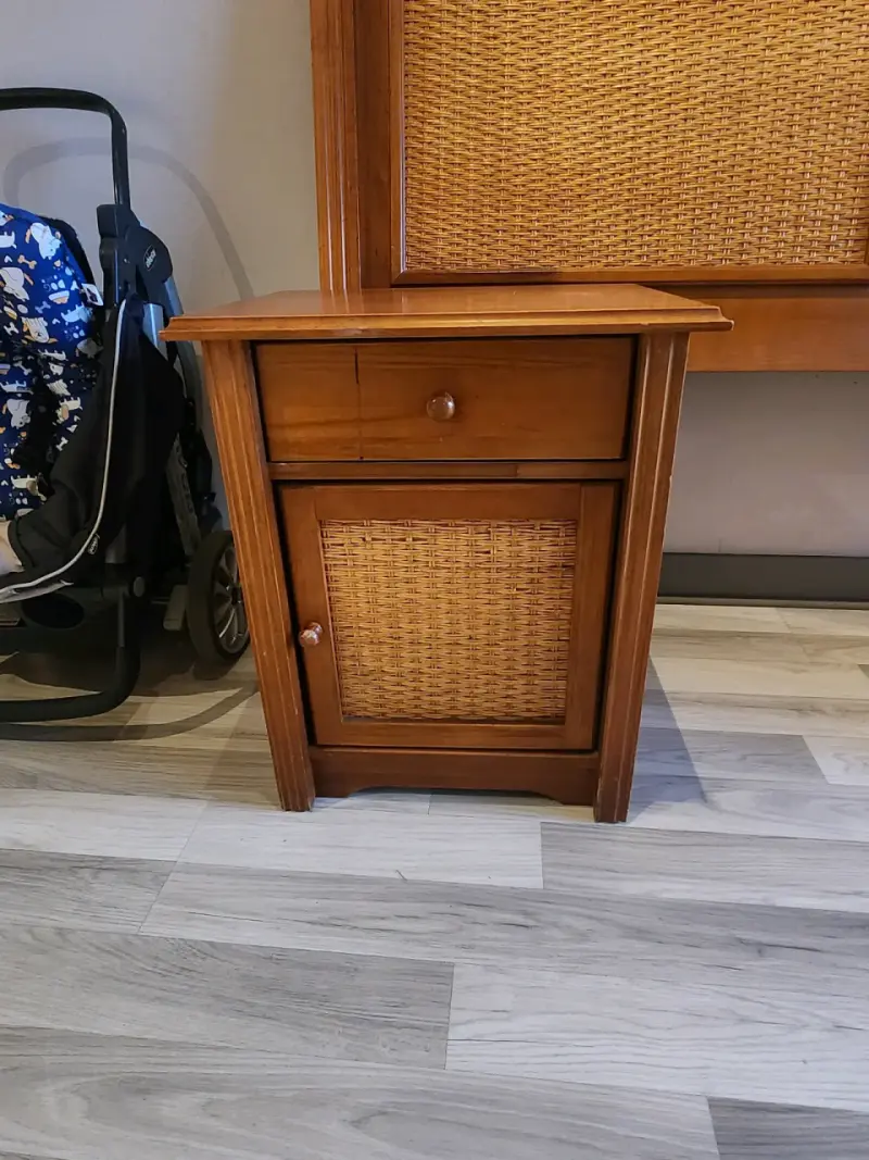 Juego de cabecero y veladores de madera y mimbre. - 2