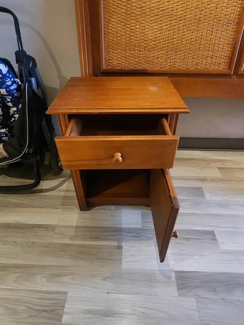 Juego de cabecero y veladores de madera y mimbre. - 3