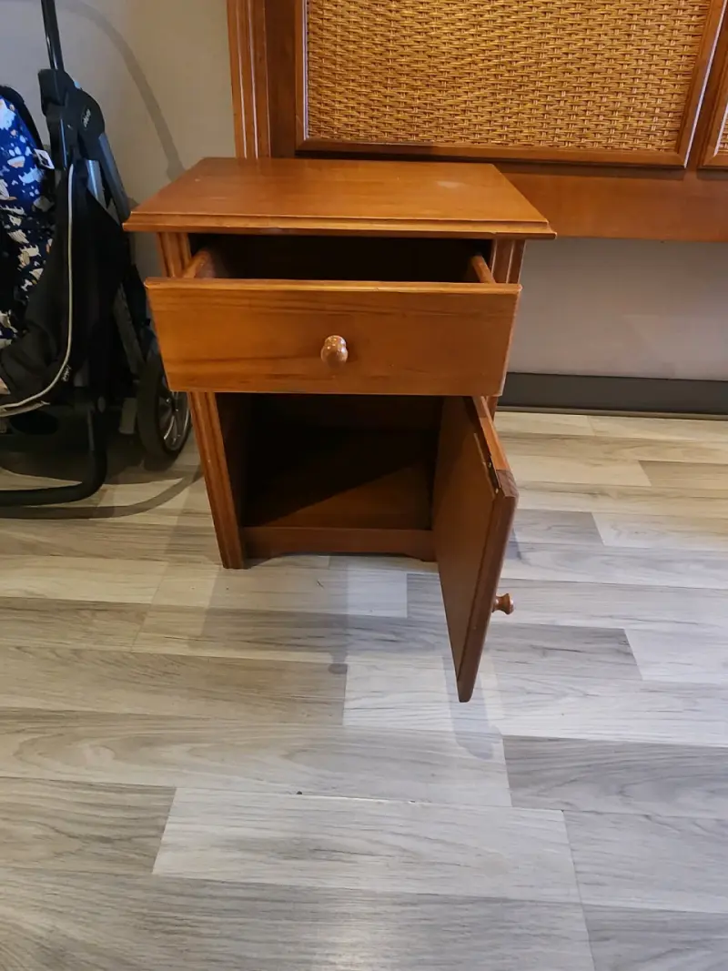 Juego de cabecero y veladores de madera y mimbre. - 4