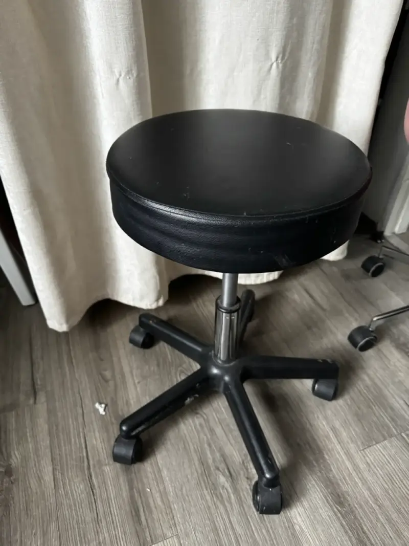 Taburete hidráulico negro ajustable - 1