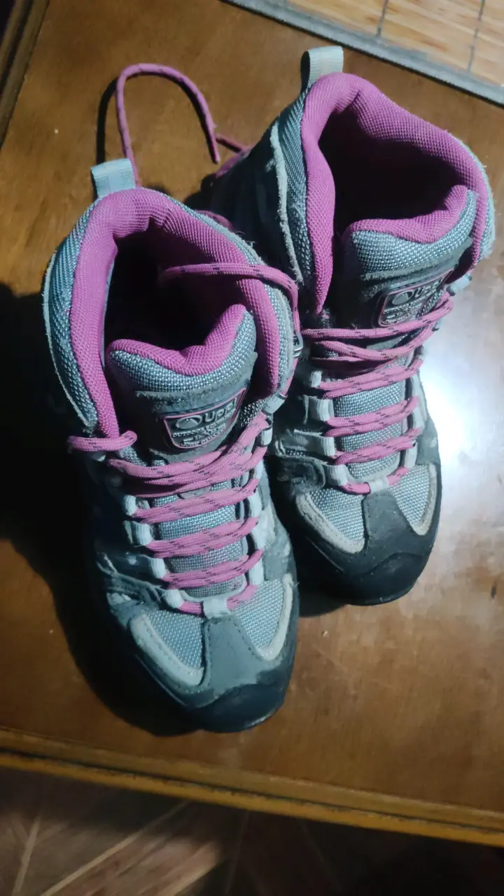 Botas de montaña para niños color gris y rosa