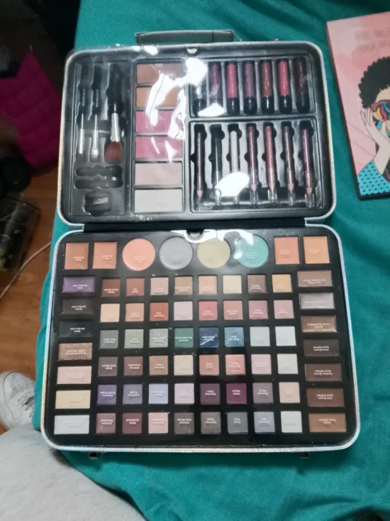 Set de maquillaje completo con sombras y labiales