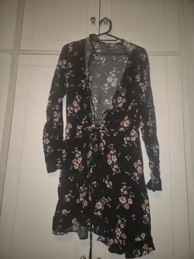 Vestido floral negro con lazo - miniatura 1