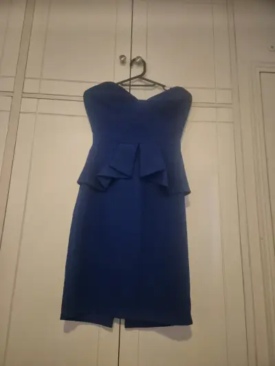 Vestido azul sin tirantes con volantes - miniatura 1