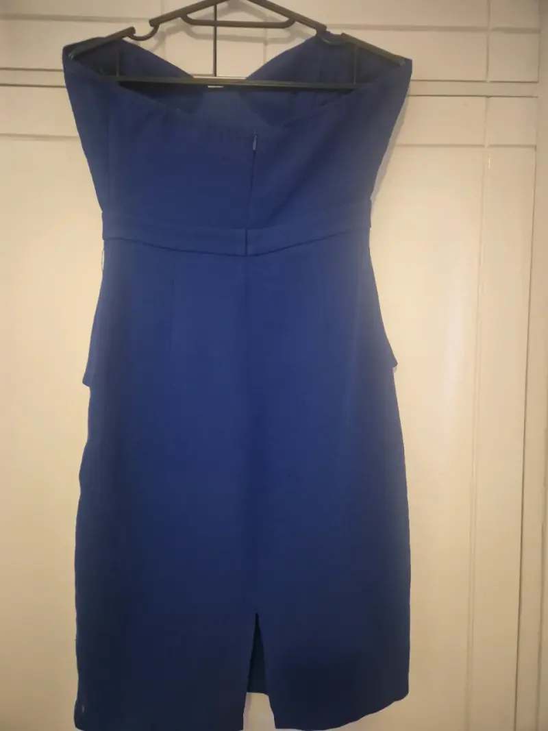 Vestido azul sin tirantes con volantes - 2