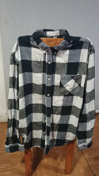 Camisa de franela a cuadros blanco y negro - miniatura 1