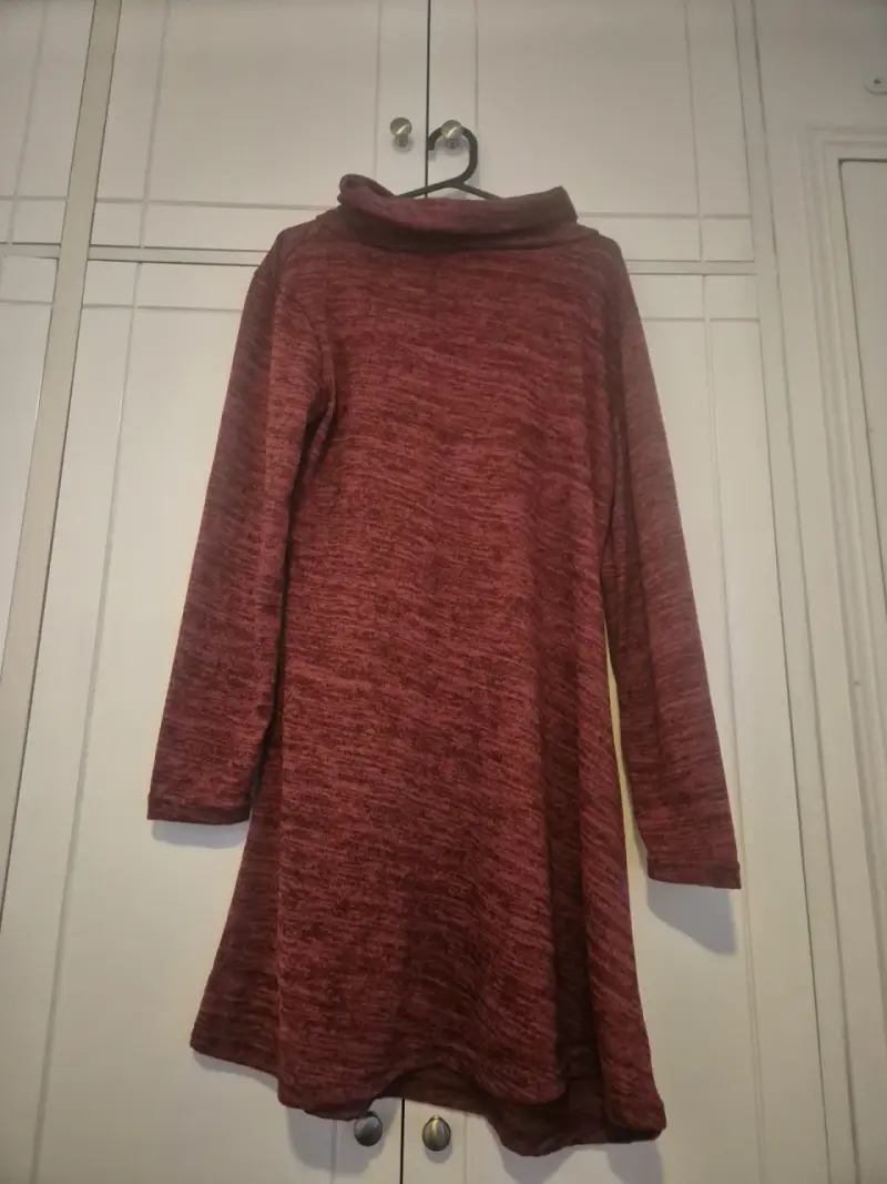 Vestido de lana rojo con cuello alto