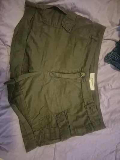Shorts cargo verde oliva para mujer - miniatura 1