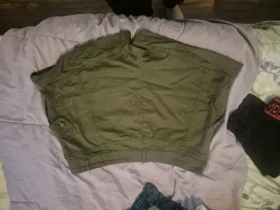 Shorts cargo verde oliva para mujer - miniatura 2