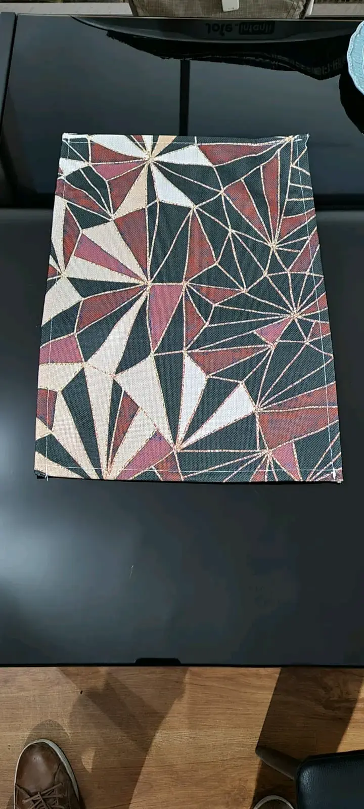 Individual de mesa con diseño geométrico moderno - 1