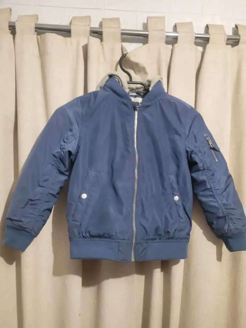 Chaqueta azul para niño con cierre frontal H&M