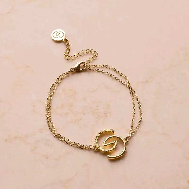 Pulsera de cadena dorada con colgante elegante