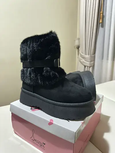 Botas de invierno negras con forro de piel sintética - miniatura 1
