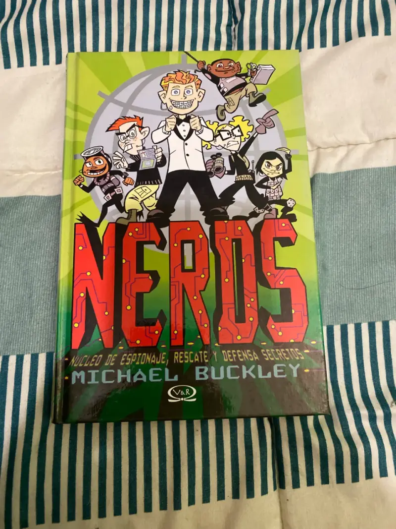Libro NERDS de Michael Buckley en buen estado - 1