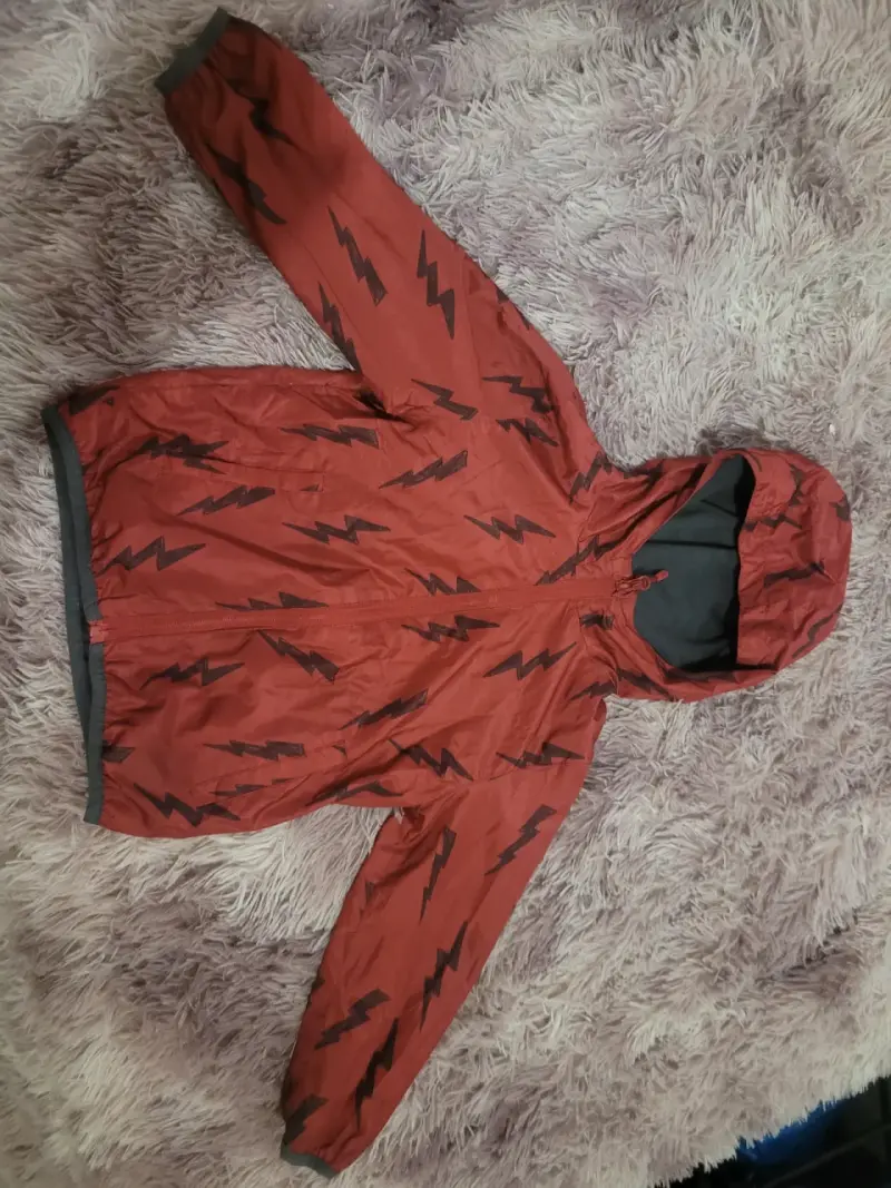 Chaqueta impermeable roja con diseño de rayos - 1
