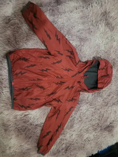 Chaqueta impermeable roja con diseño de rayos - miniatura 1