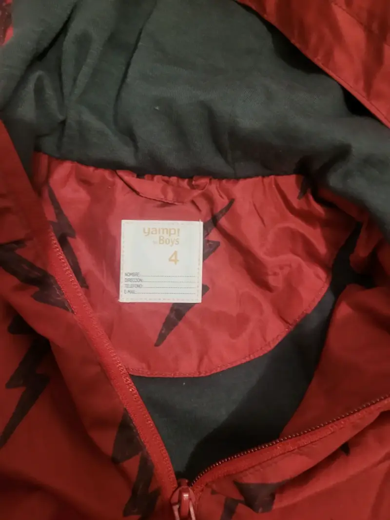 Chaqueta impermeable roja con diseño de rayos - 2