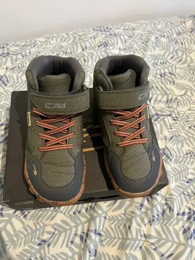 Botin outdoor verde talla 32 - miniatura 1