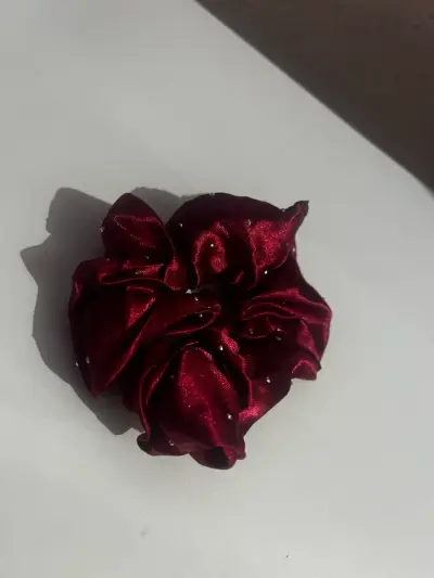 Colección de Scrunchies de Satén con Perlas - miniatura 2