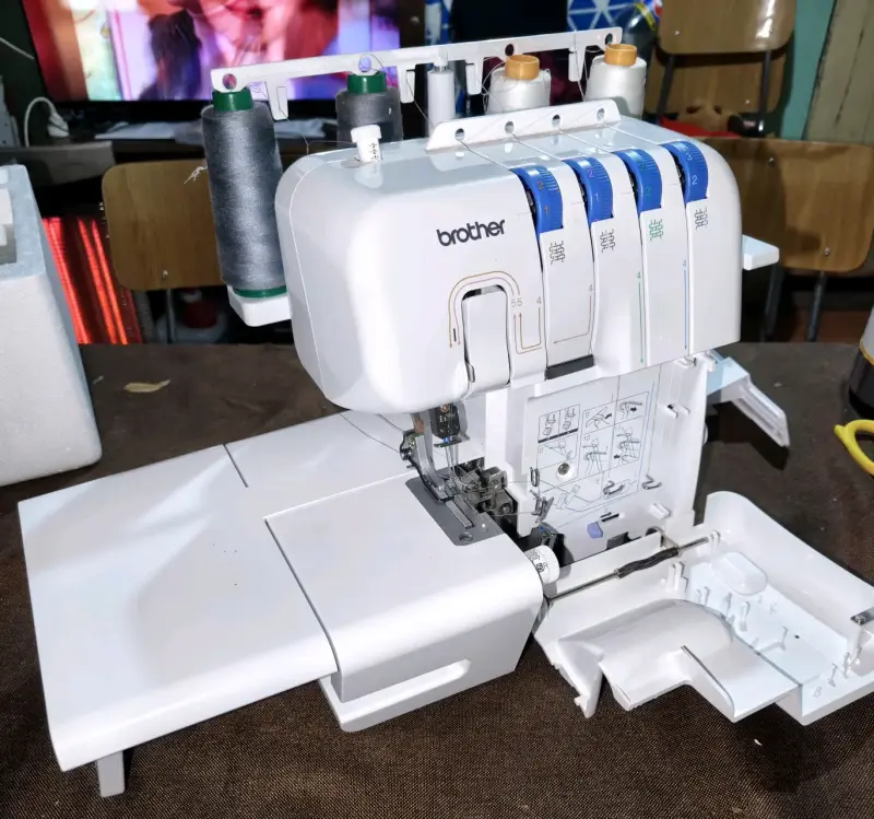 Máquina overlock Brother con 4 hilos - 2