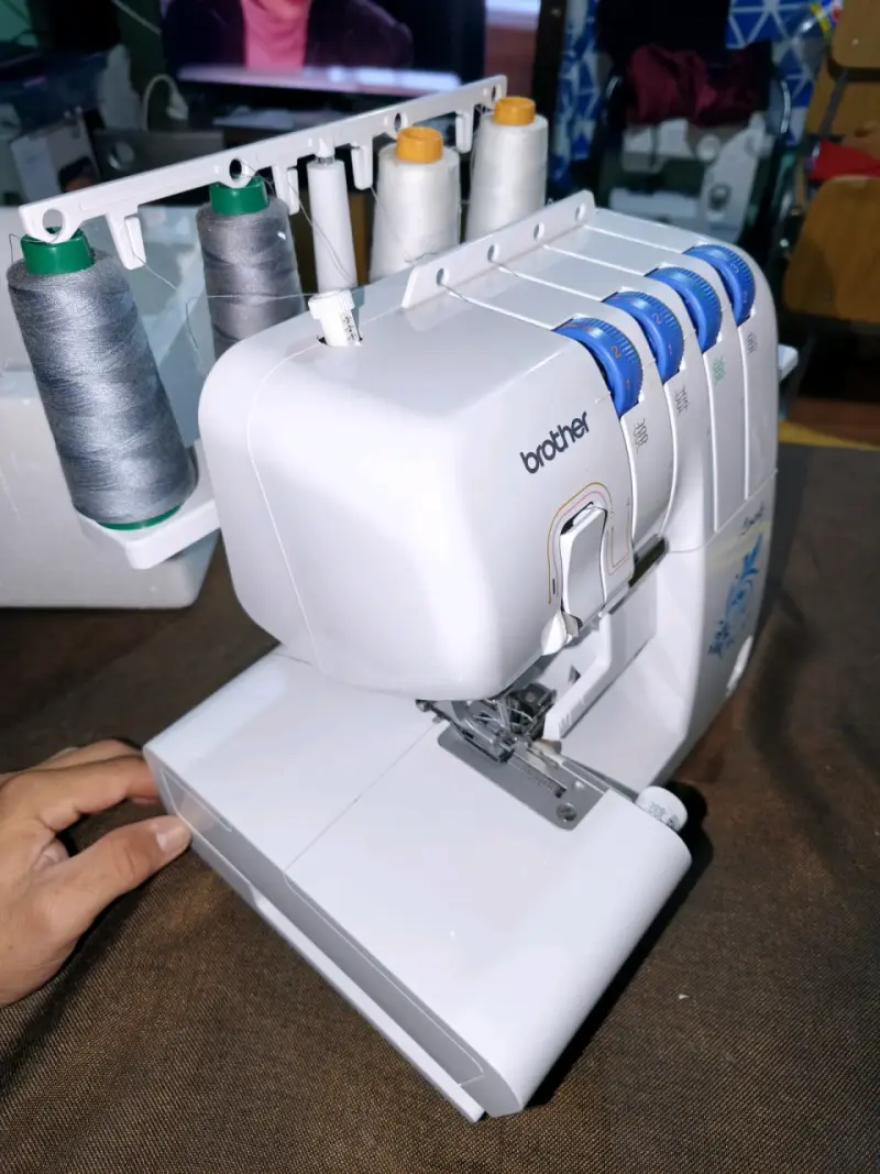 Máquina overlock Brother con 4 hilos - 3