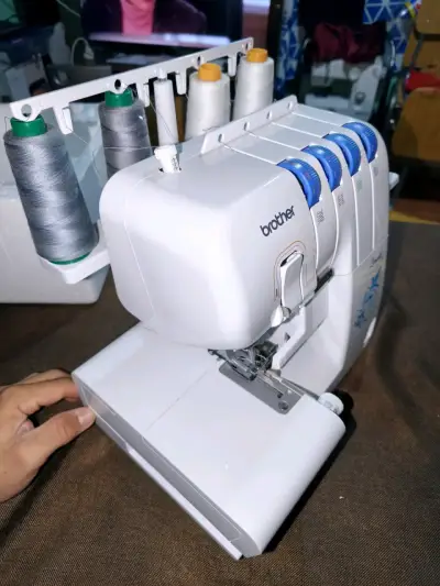 Máquina overlock Brother con 4 hilos - miniatura 3