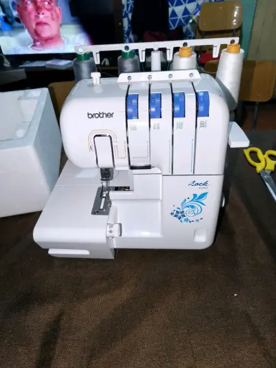 Máquina overlock Brother con 4 hilos - miniatura 4