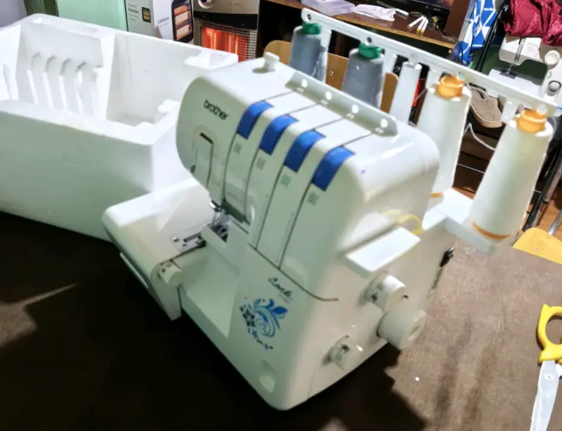 Máquina overlock Brother con 4 hilos - 5