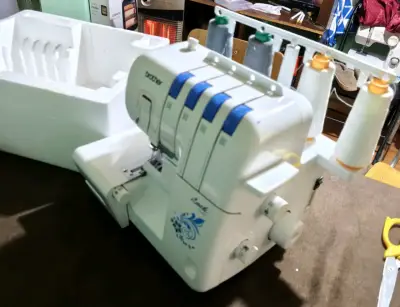 Máquina overlock Brother con 4 hilos - miniatura 5