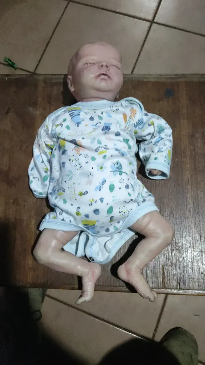 Muñeco bebé realista con ropa estampada - 1