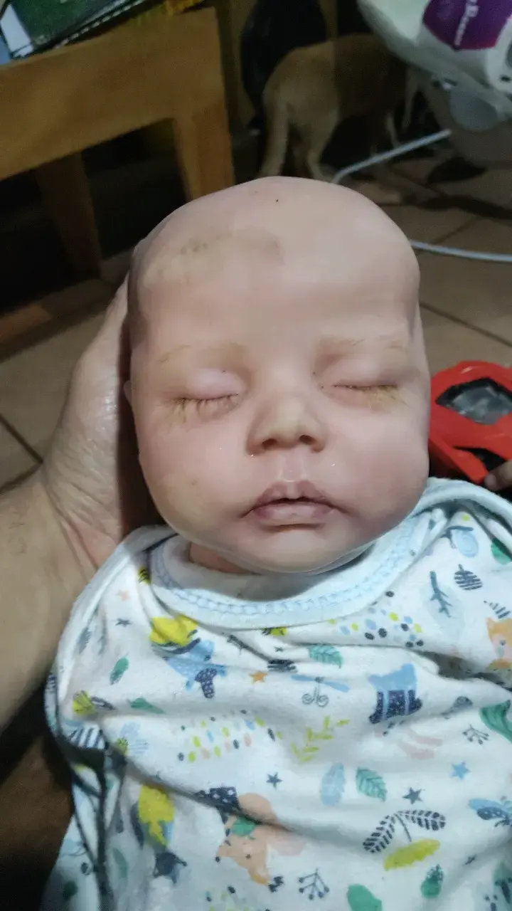 Muñeco bebé realista con ropa estampada - 2