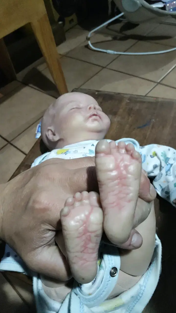 Muñeco bebé realista con ropa estampada - 3