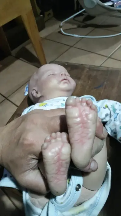 Muñeco bebé realista con ropa estampada - miniatura 3