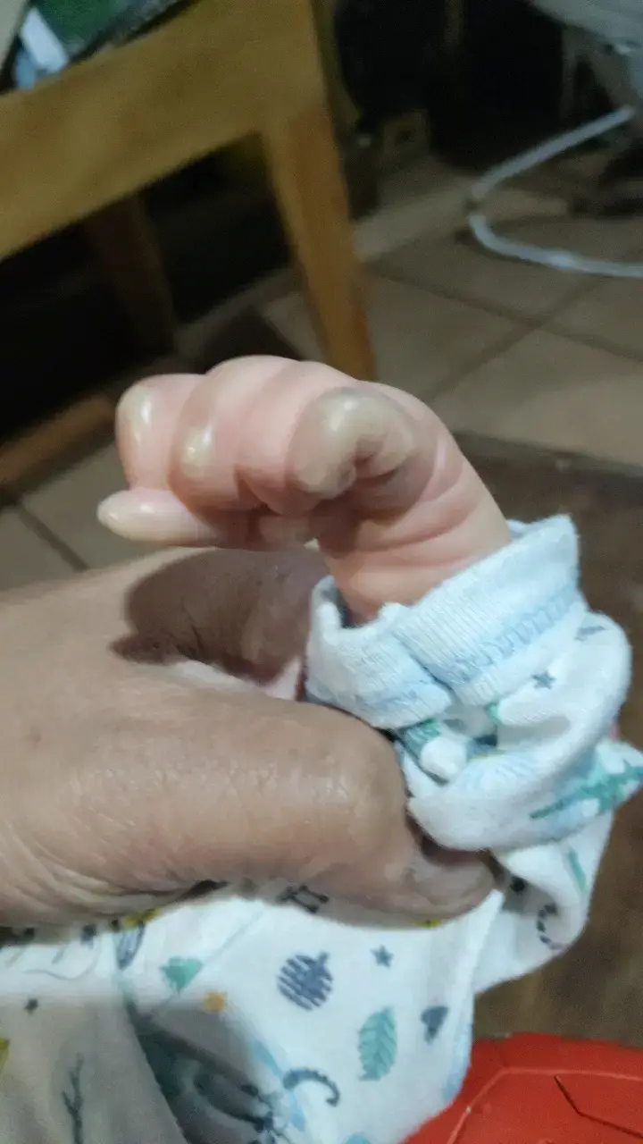 Muñeco bebé realista con ropa estampada - 4