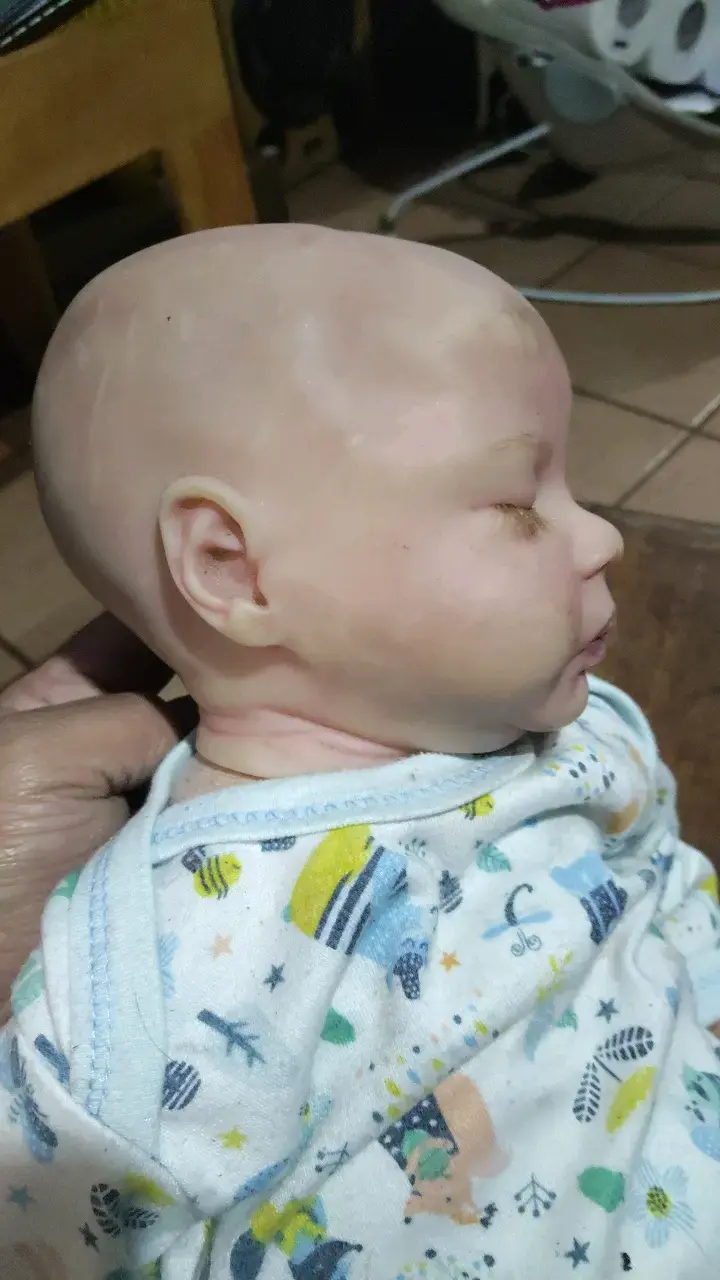 Muñeco bebé realista con ropa estampada - 5