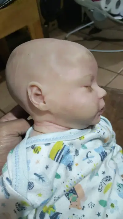 Muñeco bebé realista con ropa estampada - miniatura 5