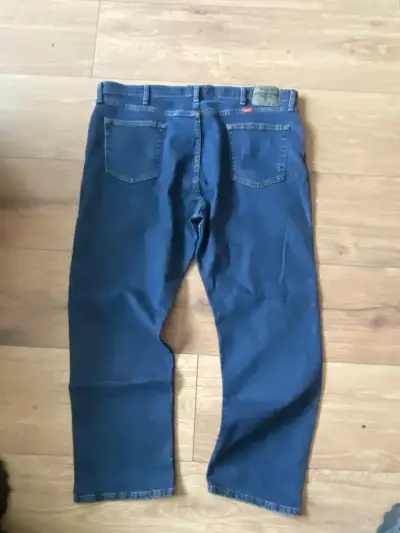 Jeans Wrangler azul clásico para hombre - miniatura 2