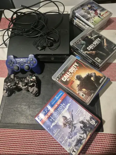 Consola PS3 con juegos y dos controles - miniatura 1